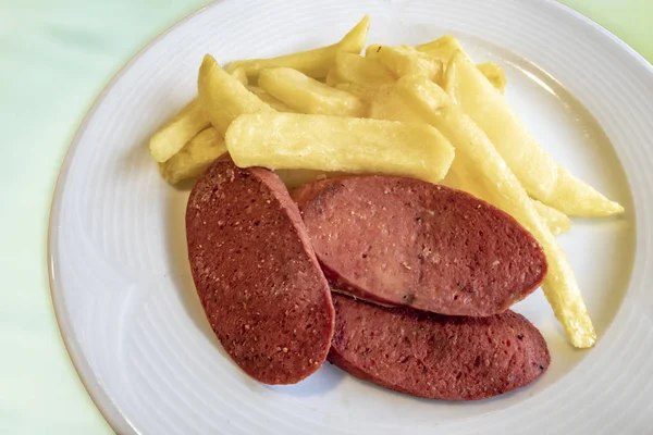 Mayalanmış Türk Sosis Patates Kızartması Plaka — Stok fotoğraf