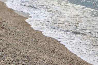 deniz ve kum kıyı dalgalar ile