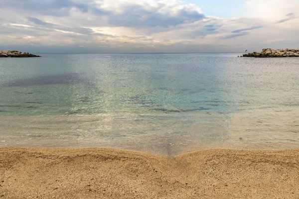 deniz, plaj, uçurumlar ve bulutlu gökyüzü