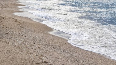 deniz ve kum kıyı dalgalar ile