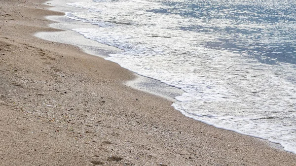 deniz ve kum kıyı dalgalar ile