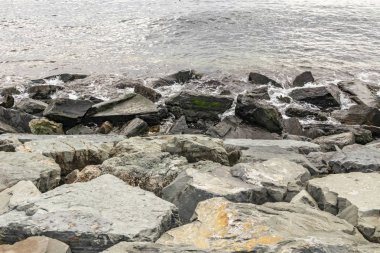 deniz ve plaj dalgalar yakınındaki kayalıklarla