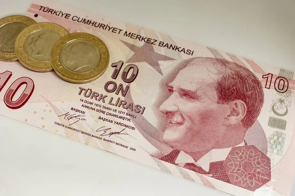 Закрыть Турецкую Банкноту Турецкими Монетами — стоковое фото