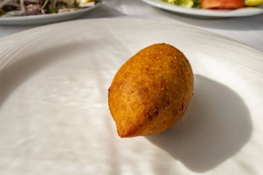 plaka üzerinde Türk dolma köfte kadar kapatın