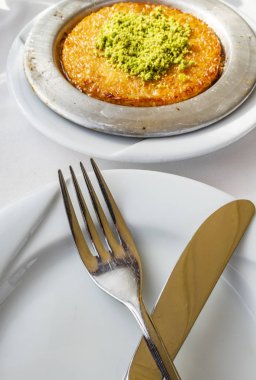 Türk Knefe, sıcak ve peynirli Güneydoğu tatlı