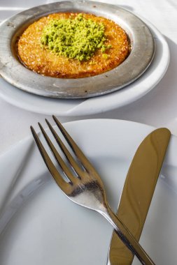 Türk Knefe, sıcak ve peynirli Güneydoğu tatlı