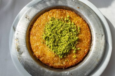 Türk Knefe, sıcak ve peynirli Güneydoğu tatlı