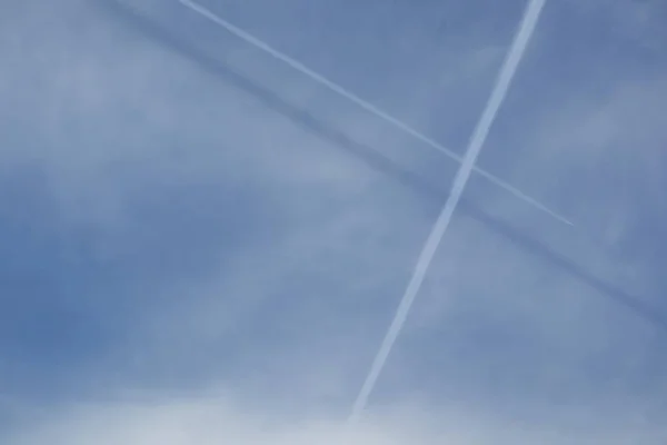 Samolot Błękitnym Niebie — Zdjęcie stockowe