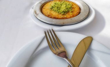 Türk Knefe, sıcak ve peynirli Güneydoğu tatlı