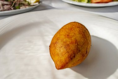 plaka üzerinde Türk dolma köfte kadar kapatın