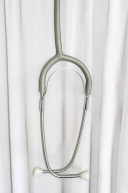 Doktor ve hasta muayene için stetoskop kadar kapatın