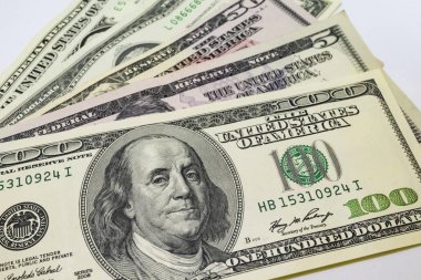 Dünya Ticaret ve ekonomik sistemin bir parçası olarak banknot dolar yığını