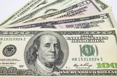 Dünya Ticaret ve ekonomik sistemin bir parçası olarak banknot dolar yığını