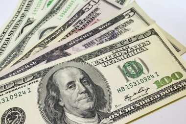 Dünya Ticaret ve ekonomik sistemin bir parçası olarak banknot dolar yığını