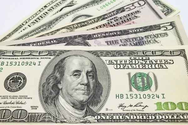 Dünya Ticaret ve ekonomik sistemin bir parçası olarak banknot dolar yığını