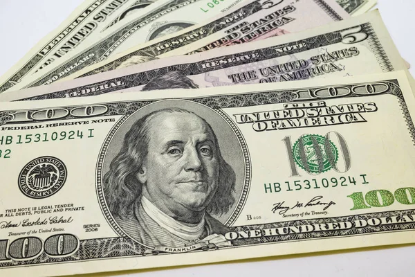 Dünya Ticaret ve ekonomik sistemin bir parçası olarak banknot dolar yığını