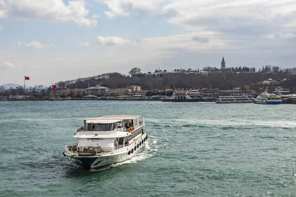 İstanbul, Türkiye-Şubat 20,2019. Cityscape ve şehir istanbul'dan boğaz ve eski şehir gezi teknesi ile görüntüleme