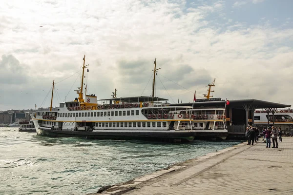 İstanbul, Türkiye-Şubat 20,2019. Cityscape ve şehir istanbul'dan boğaz ve eski şehir gezi teknesi ile görüntüleme