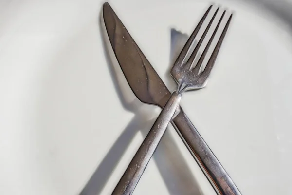 关闭盘子里的叉子和刀 — 图库照片