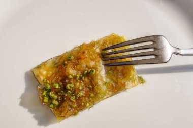 Çatal plaka ile geleneksel Türk tatlı nefaset dilim kadar yakın