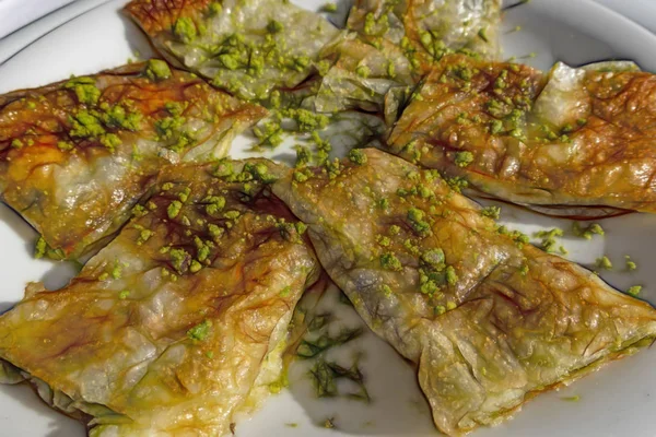 Nahaufnahme Traditionelles Türkisches Dessert Katmer Mit Pistazien Teller — Stockfoto
