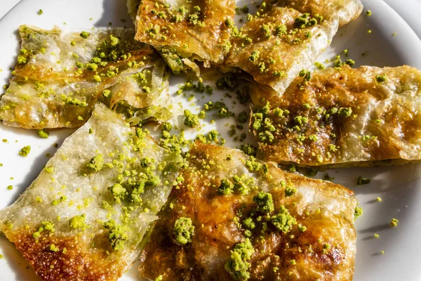 Закрыть Традиционный Турецкий Десерт Катмер Фисташкой Тарелке — стоковое фото