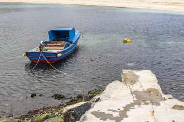 inci deniz tarafındaki tekne ve deniz Panoraması