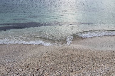 deniz ve kum kıyı dalgalar ile