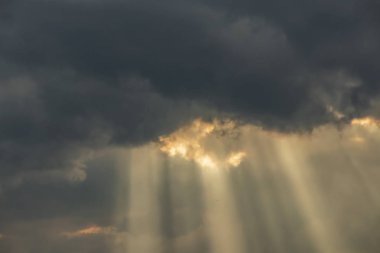 gökyüzü bulutlu havalarda, Hava hareketleri