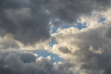 gökyüzü bulutlu havalarda, Hava hareketleri