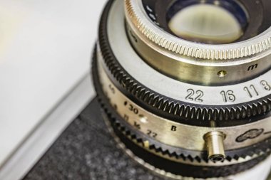 eski moda kamera ve lens kadar kapatın