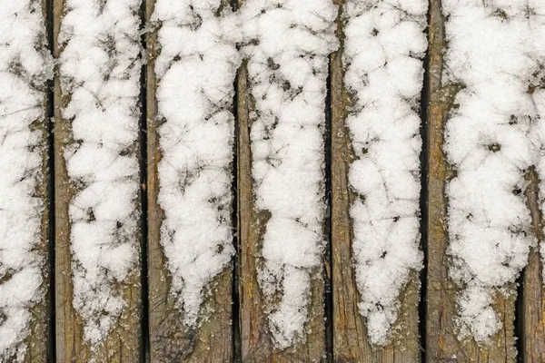 自然の中の木製のベンチで雪が降る — ストック写真