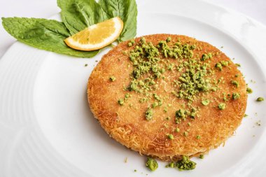 Türk Knefe, sıcak ve peynirli Güneydoğu tatlı