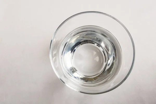 Питьевая Вода Стеклянной Чашке Столе — стоковое фото