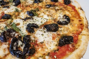 peynir ve zeytin pizza yemeye hazır kapatın