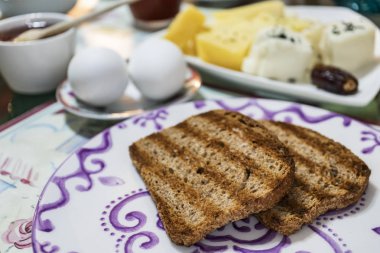sabah kahvaltı ve dilimlenmiş ekmek yemeye hazır kapatın
