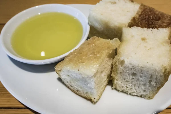 Plaka Dilimlenmiş Ekmek Zeytinyağı Küçük Tabakta Yemek Için Hazır Kadar — Stok fotoğraf