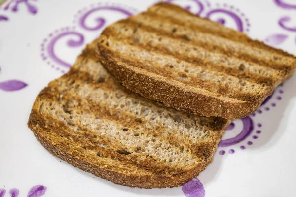 Közelről Szeletelt Pirított Kenyér Lemez — Stock Fotó