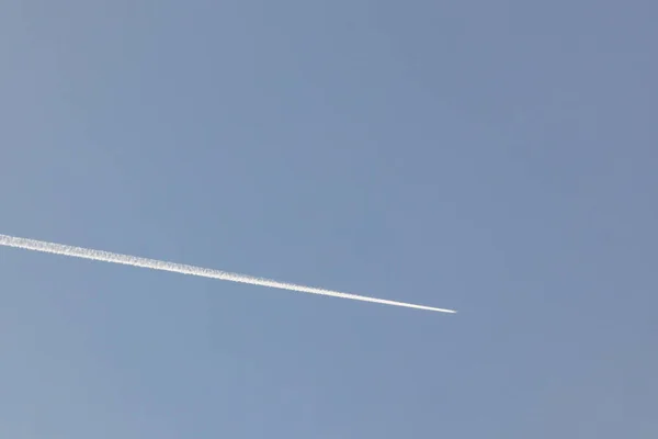 Samolot Leci Dużych Wysokościach Błękitne Niebo — Zdjęcie stockowe