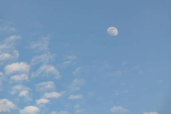 月と雲青の時間 — ストック写真