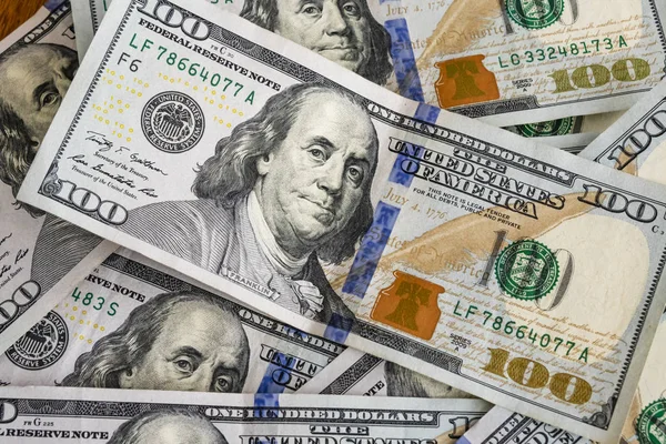  Dünya Ticaret ve ekonomik sistemin bir parçası olarak banknot dolar yığını