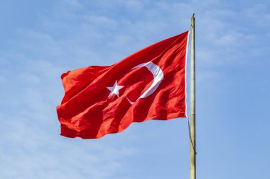 bayrak kutup üzerinde ay ve yıldız ile kırmızı Türk bayrağı