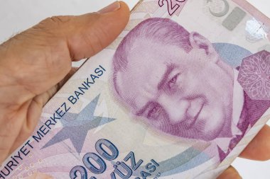 İki yüz Türk Lirası banknotlar dolaşıma kapatın