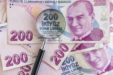 İki yüz Türk Lirası banknotlar dolaşıma kapatın
