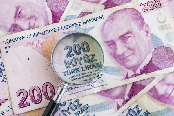 İki yüz Türk Lirası banknotlar dolaşıma kapatın
