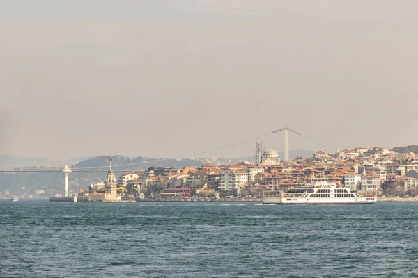 sarayburnu,istanbul,türkiye-mart 23,2019. cityscape ve şehir hatları feribot ile İstanbul sarayburnu görünümü.