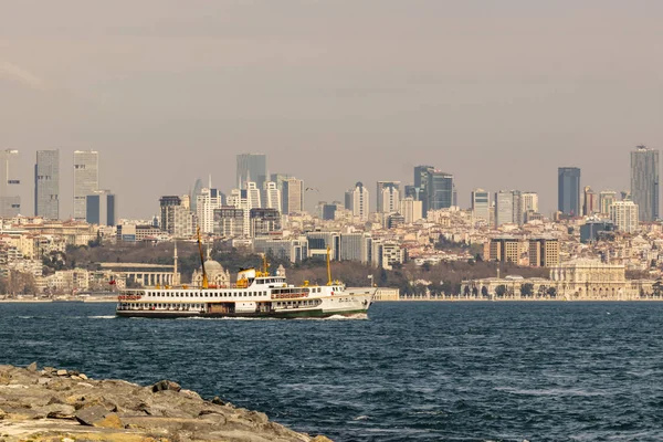 sarayburnu,istanbul,türkiye-mart 23,2019. cityscape ve şehir hatları feribot ile İstanbul sarayburnu görünümü.