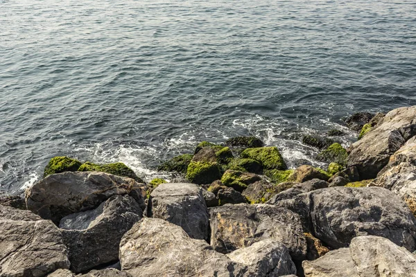 Sziklák Közelében Tenger Strand Hullámok — Stock Fotó