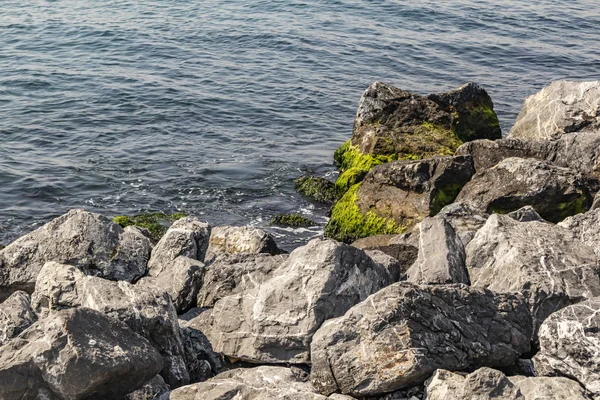 Sziklák Közelében Tenger Strand Hullámok — Stock Fotó