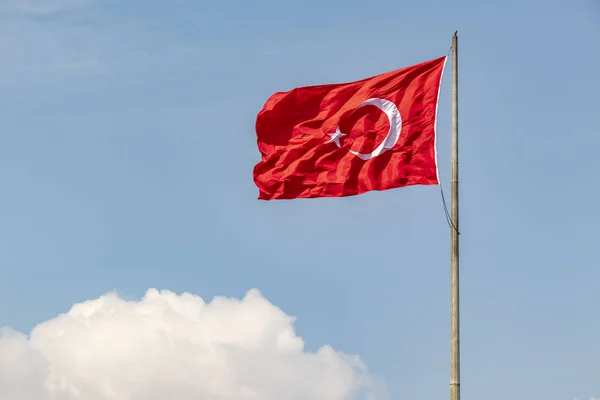 Bayrak Kutup Üzerinde Yıldız Ile Kırmızı Türk Bayrağı — Stok fotoğraf